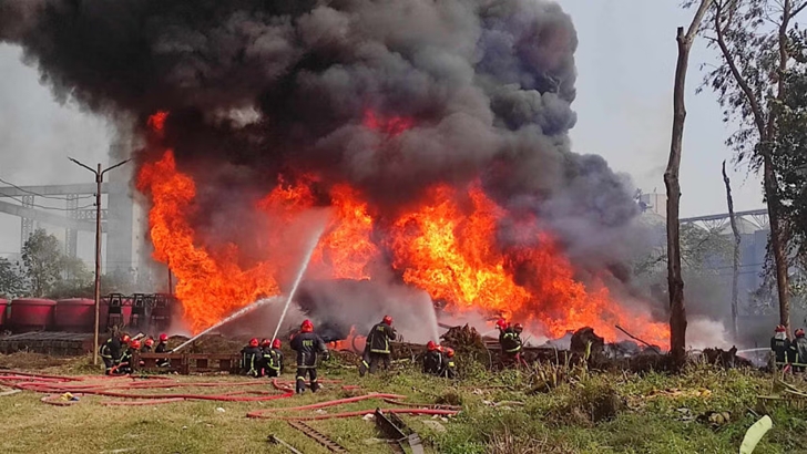 নারায়ণগঞ্জ বিআইডব্লিউটিএর গুদামে আগুন, নিয়ন্ত্রণে ৭ ইউনিট