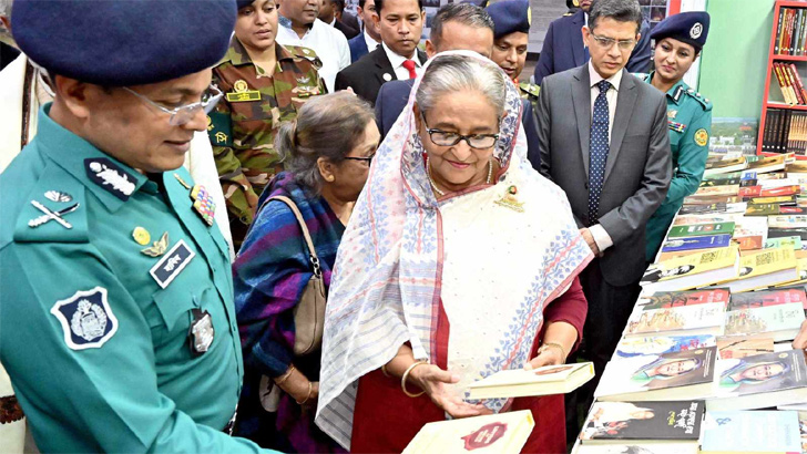 ডিএমপির স্টলে গিয়ে বই কিনলেন প্রধানমন্ত্রী