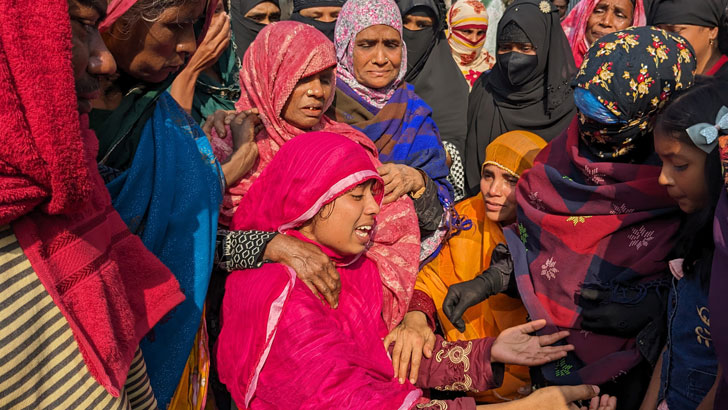 চোখের সামনে স্বামী-সন্তান হারিয়ে পাগলপ্রায় উর্মি