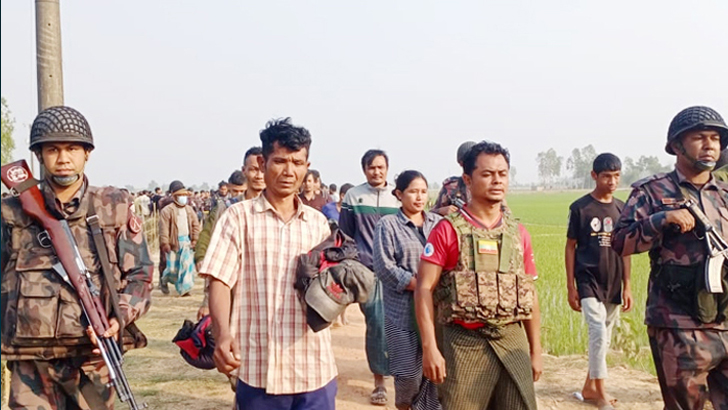 প্রাণ ভয়ে আত্মীয়স্বজনের বাড়িতে আশ্রয় নিচ্ছেন সীমান্তের বাংলাদেশিরা