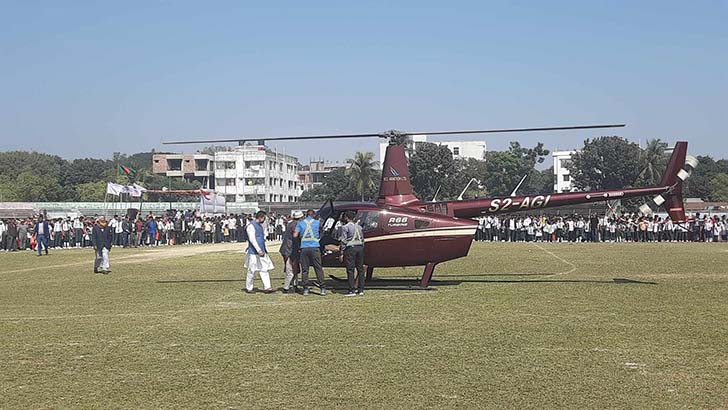 শিক্ষার্থীদের হেলিকপ্টারে ঘুরিয়ে সংবর্ধনা