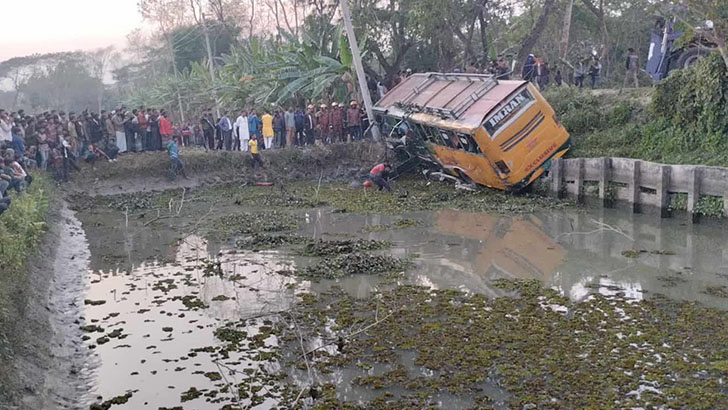 যাত্রীবাহী বাস খাদে পড়ে নিহত ২