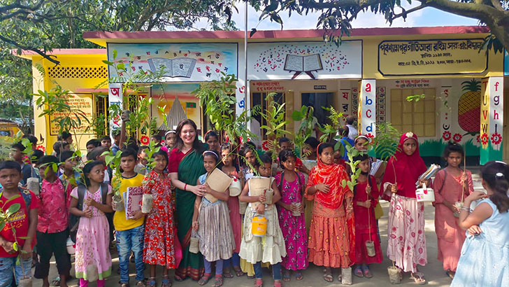 অসহায়দের জন্য কাজ করছে জারা মাহবুবের ‘হেল্প চাঁপাই’