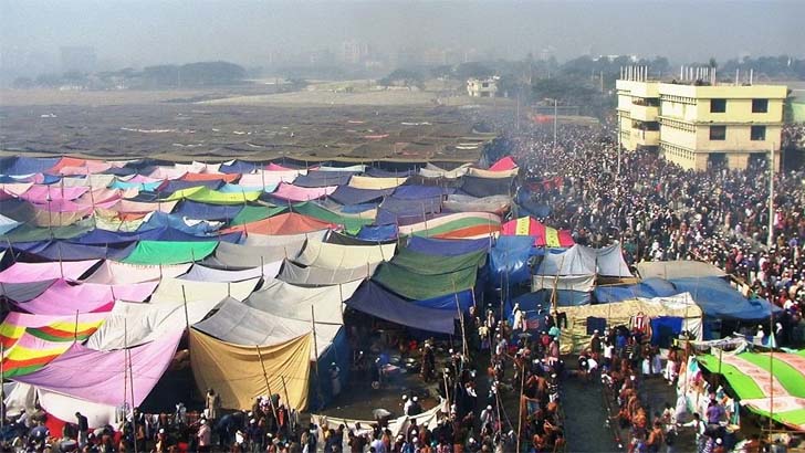 আখেরি মোনাজাতের আগে চলছে বয়ান