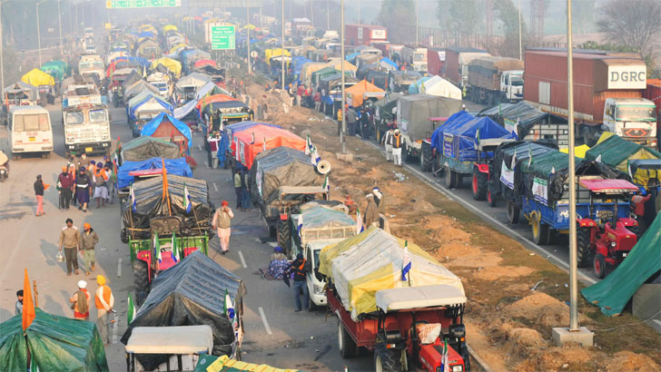 বিক্ষোভ জমাতে ট্রাক্টরেই তাঁবুঘর