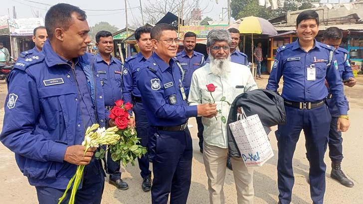 ভালোবাসা দিবস জনসাধারণকে ফুলেল শুভেচ্ছা ওসির