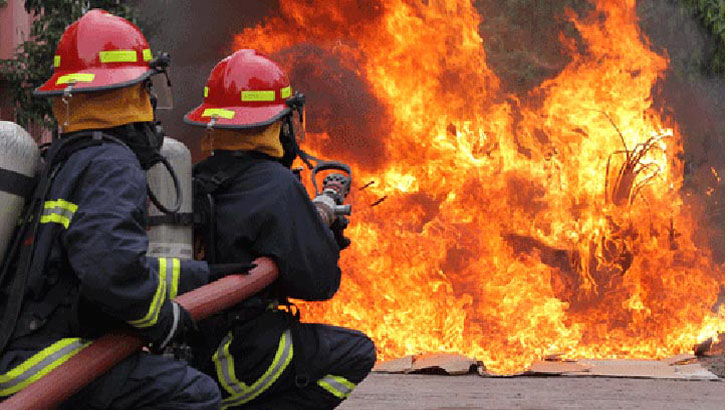 মিরপুর-১৪ নম্বরে বস্তিতে আগুন