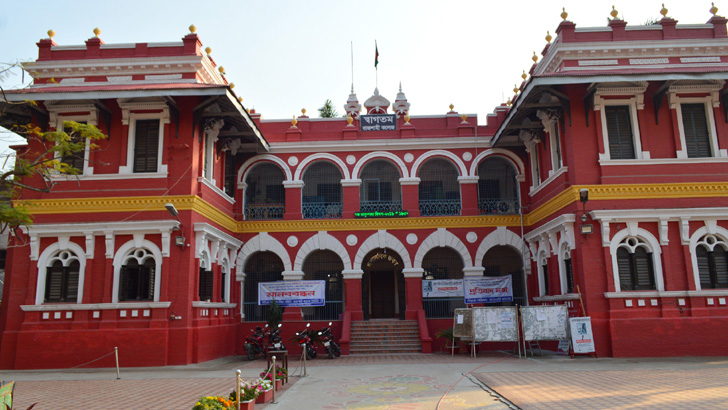 কলেজ ছাত্রাবাসে মাদক সেবনের সময় শিক্ষার্থীসহ আটক ৫