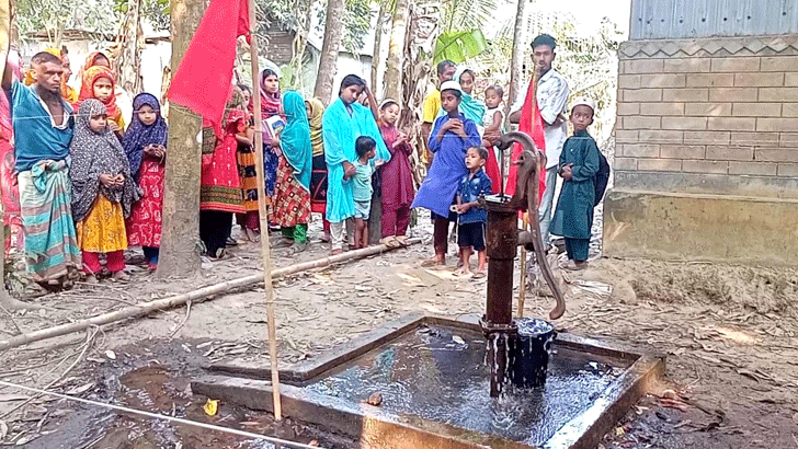 দুর্গাপুরে টিউবওয়েল থেকে পানির সঙ্গে বেরুচ্ছে গ্যাস