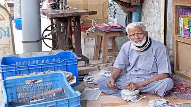 দই বেচে বই কেনেন একুশে পদক পাওয়া জিয়াউল হক