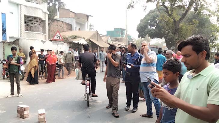 ট্রাকের চাকায় পিষ্ট গৃহবধূ, বেঁচে গেলেন স্বামী-ছেলে