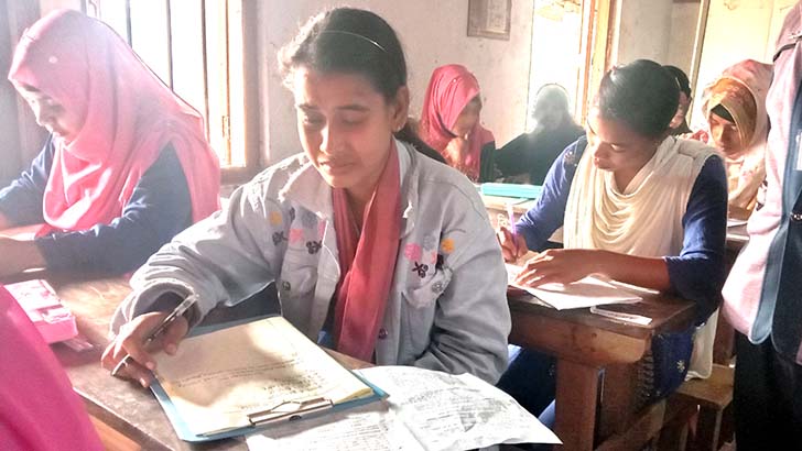 বাবার লাশ বাড়িতে রেখে পরীক্ষা দিল মেয়ে