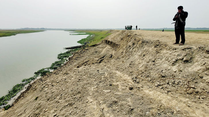 শান্তিগঞ্জে বাঁধের কাজ শেষ হওয়ার আগেই ধস