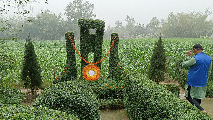 ব্যতিক্রমী শহিদ মিনারে শ্রদ্ধা নিবেদন