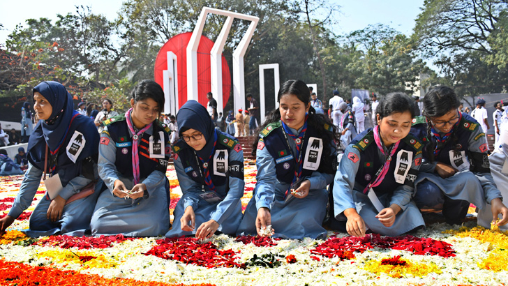 শহিদ মিনারে জনতার ঢল, শ্রদ্ধা ভালোবাসায় ভাষা শহিদদের স্মরণ