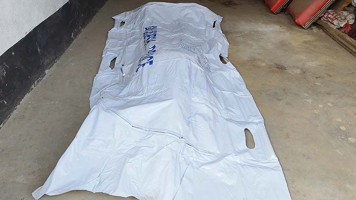 মেয়েকে গলা কেটে হত্যা