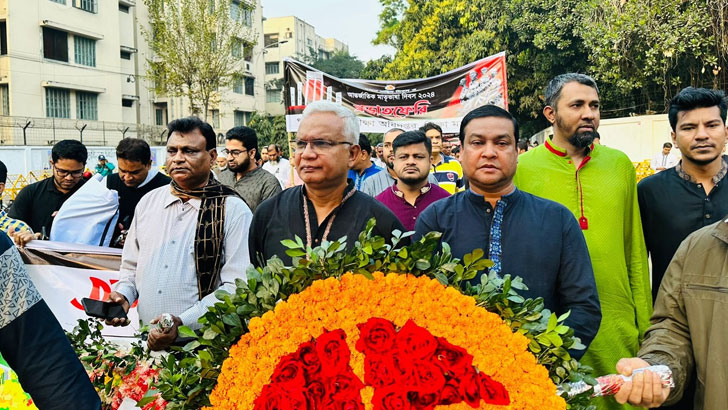 শহিদ মিনারে সম্মিলিত পেশাজীবী পরিষদের পুষ্পস্তবক অর্পণ