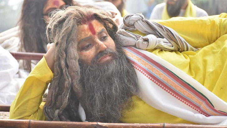 সন্ন্যাসীর বেশে চেনা কঠিন অভিনেত্রীকে