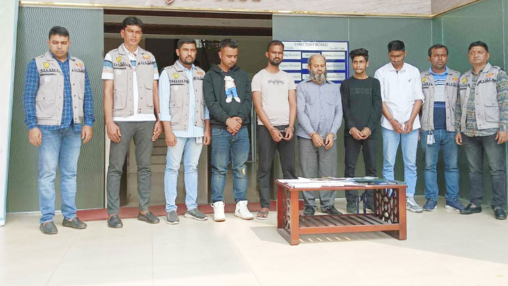 বিমান কর্মচারীসহ গ্রেফতার ৫, সন্দেহে ঊর্ধ্বতনরাও