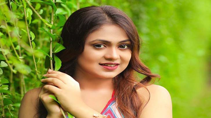 নাটক ও গান নিয়ে উচ্ছ্বসিত অলংকার