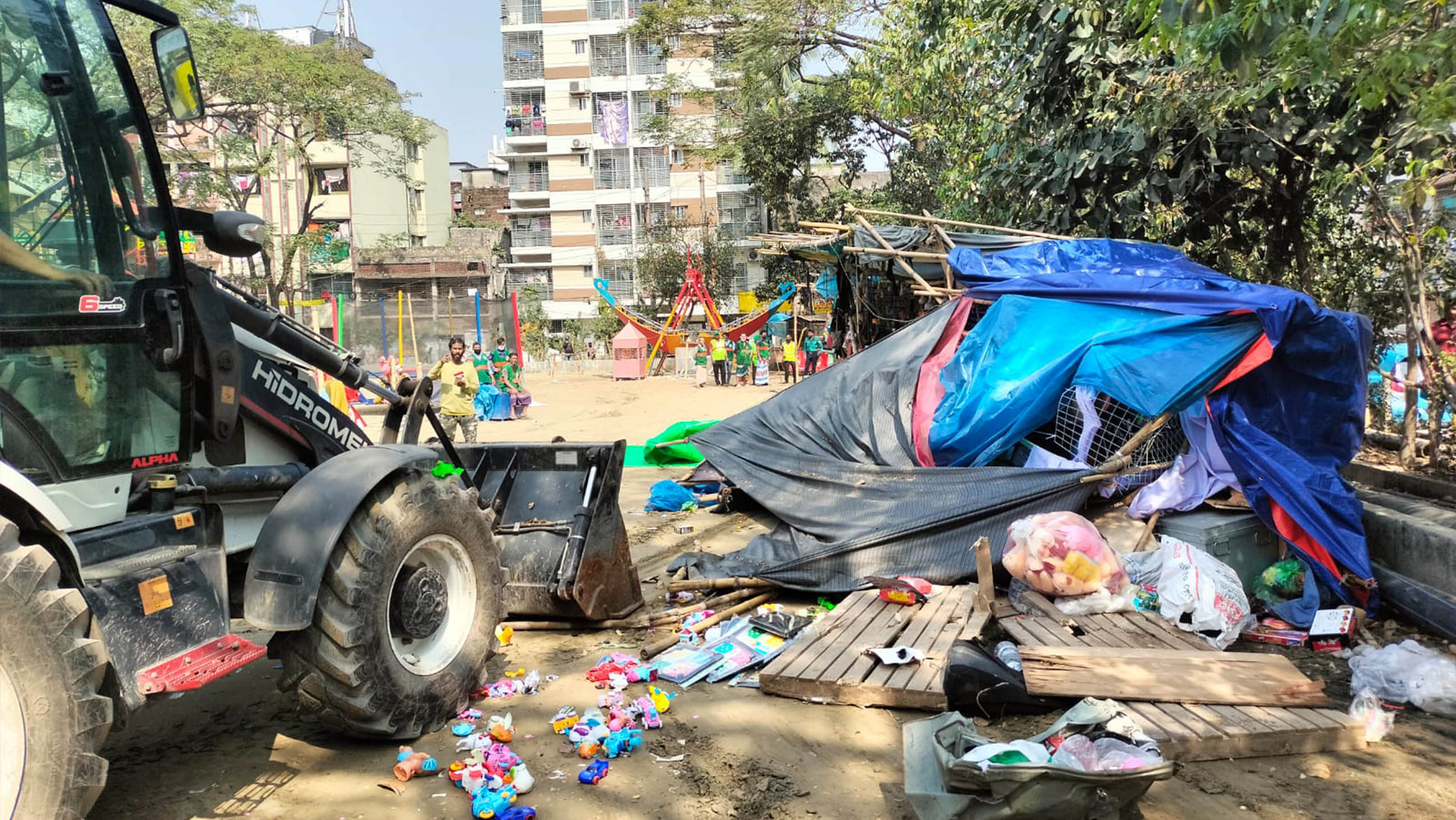 খেলার মাঠে মেলা উচ্ছেদ করে মালামাল নিলামে বিক্রি