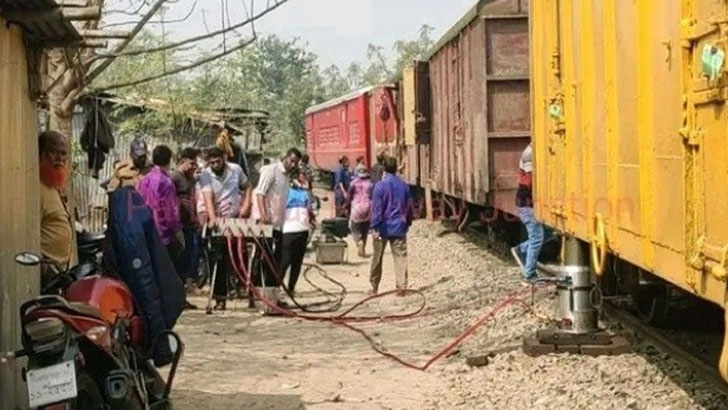 পার্বতীপুর-রংপুর রেলপথে ৯ ঘণ্টা পর ট্রেন চলাচল স্বাভাবিক