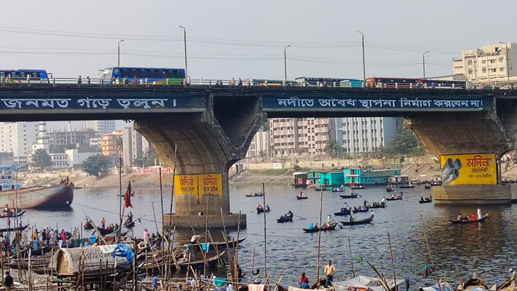 বাবুবাজার সেতুর যানজট ঠেকেছে ঢাকা মাওয়া মহাসড়কে 