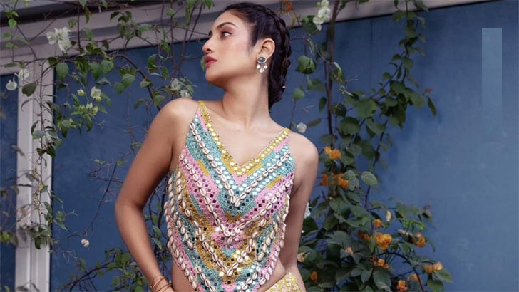 জনগণের খোঁজ না রেখে খোলামেলা ছবি তুলতে ব্যস্ত ‘এমপি’ নুসরাত!