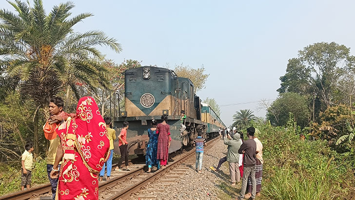 টাঙ্গাইলে ট্রেনের ইঞ্জিন বিকল, ঢাকার সঙ্গে উত্তরের যোগাযোগ বিচ্ছিন্ন