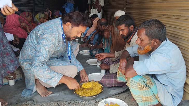 তৃপ্তি ভরে খিচুড়ি-মাংস খায় মানুষ, কাউকে টাকা দিতে হয় না