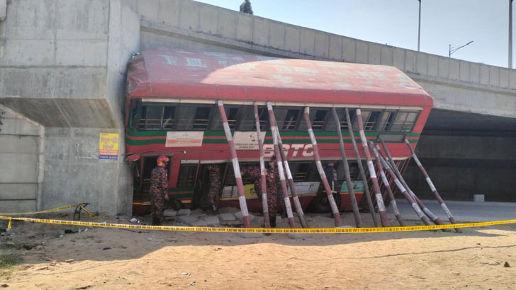 আন্ডারপাসে ধাক্কায় দুমড়ে মুচড়ে গেল বিআরটিসির দোতলা বাস, আহত ২২ 