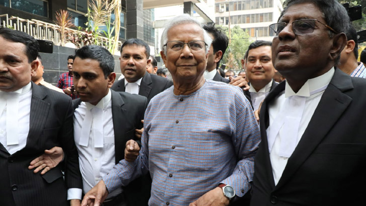 আদালত এলাকায় এসে নাস্তা করলেন ড. ইউনূস
