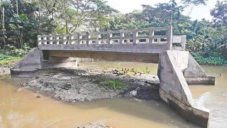 রাস্তা না থাকলেও নির্মাণ হচ্ছে কোটি টাকার সেতু!