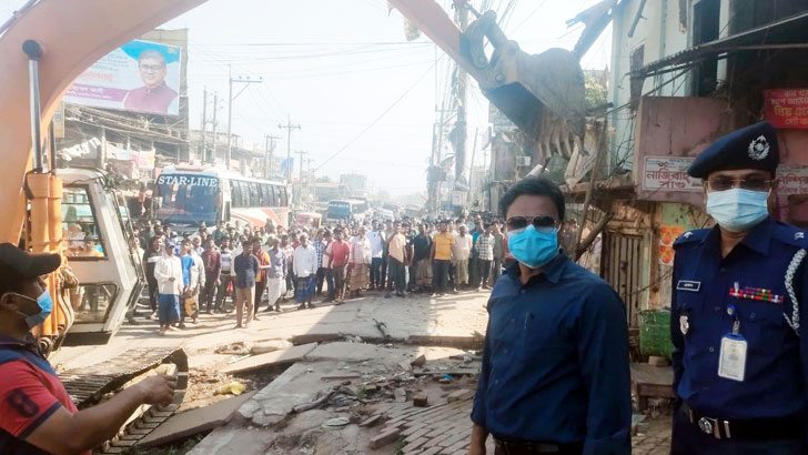 চট্টগ্রাম-কক্সবাজার মহাসড়কের ফুটপাত আংশিক দখলমুক্ত