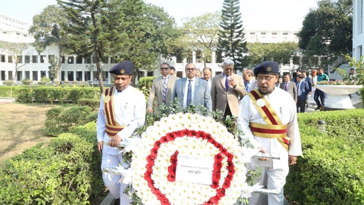 ৭ মার্চে সুপ্রিমকোর্টে প্রথমবারের মতো বঙ্গবন্ধুর প্রতিকৃতিতে প্রধান বিচারপতির শ্রদ্ধা