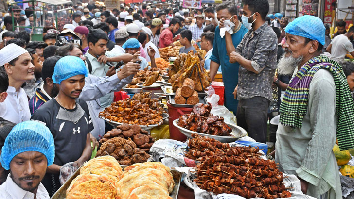 রমজানের প্রথম দিনই জমজমাট ঐতিহ্যবাহী চকবাজার