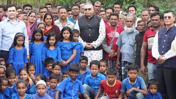 কৃষকদের মাঝে ঋণ বিতরণ করলেন এবি ব্যাংকের সিইও তারিক আফজাল