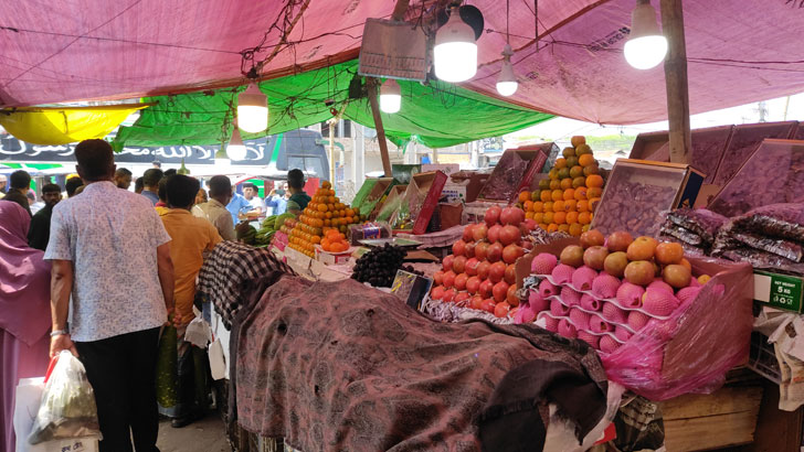 ফল রেখে পালালেন ব্যবসায়ীরা