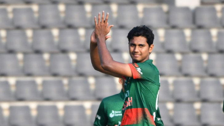 ছিটকে গেলেন তানজিম সাকিব, ফিরলেন হাসান মাহমুদ