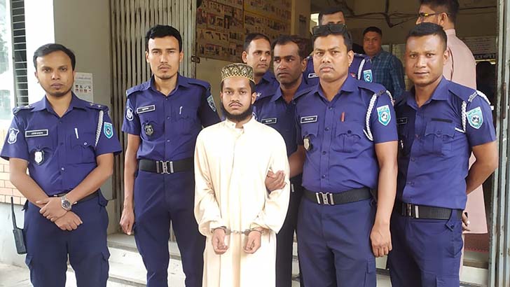 স্কুলছাত্রীকে প্রকাশ্যে চুমু, যুবক গ্রেফতার