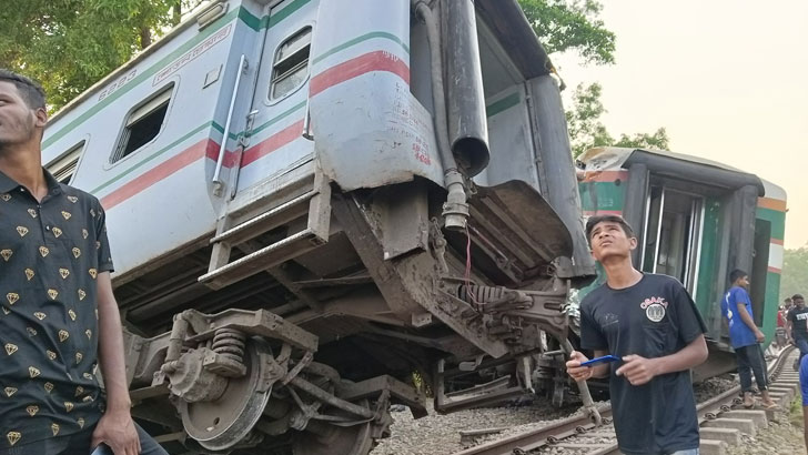 বিজয় এক্সপ্রেস লাইনচ্যুতির ঘটনায় ৪ কিশোর আটক