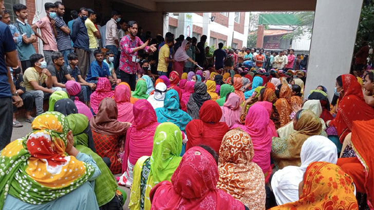 টঙ্গীতে বকেয়া বেতনের দাবিতে শ্রমিক বিক্ষোভ