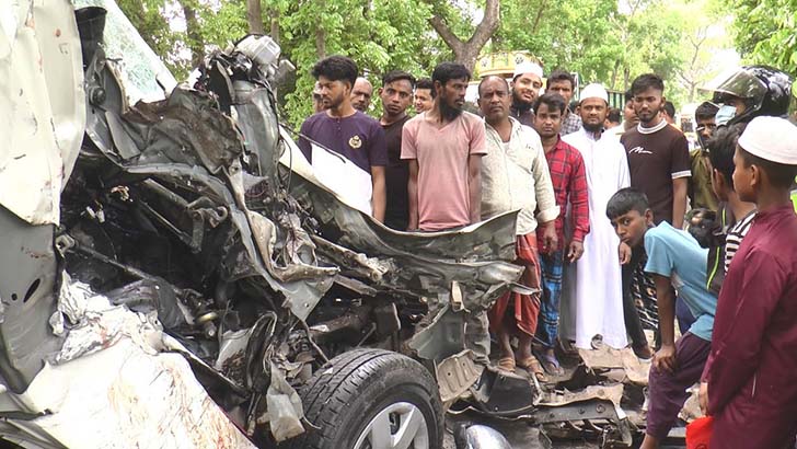 বাসের বেপরোয়া গতির কারণে অকালে ঝরল ৫ প্রাণ