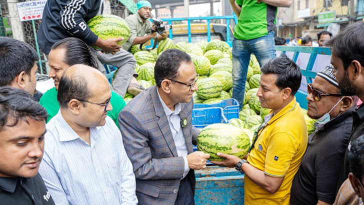 ৩০০ টাকায় মিলছে আট কেজির তরমুজ