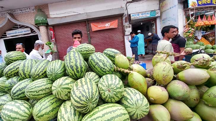 চাঁদপুরে ১২০ টাকায় তরমুজ, ডাব অর্ধেক দামে