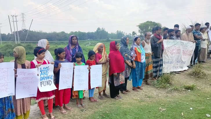 মানিকগঞ্জে ধলেশ্বরী দূষণবন্ধে এলাকাবাসীর মানববন্ধন