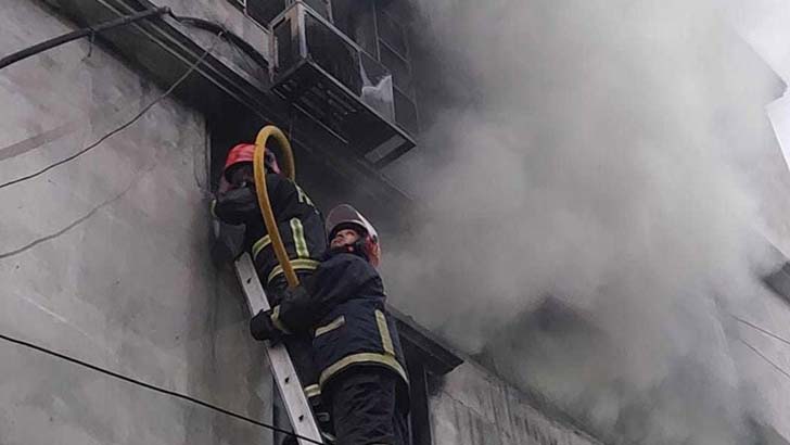 পানির স্বল্পতায় কেমিক্যাল গোডাউনের আগুন নিয়ন্ত্রণে আনতে বেগ পেতে হয়