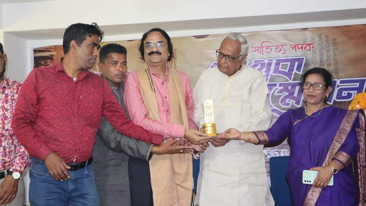 ‘কাহ্নপা সাহিত্য’ পদক পেলেন কবি আমিনুল ইসলাম