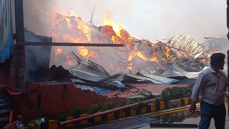 ৭ ঘণ্টায়ও নিয়ন্ত্রণে আসেনি সুপার বোর্ড কারখানার আগুন, আহত ৭