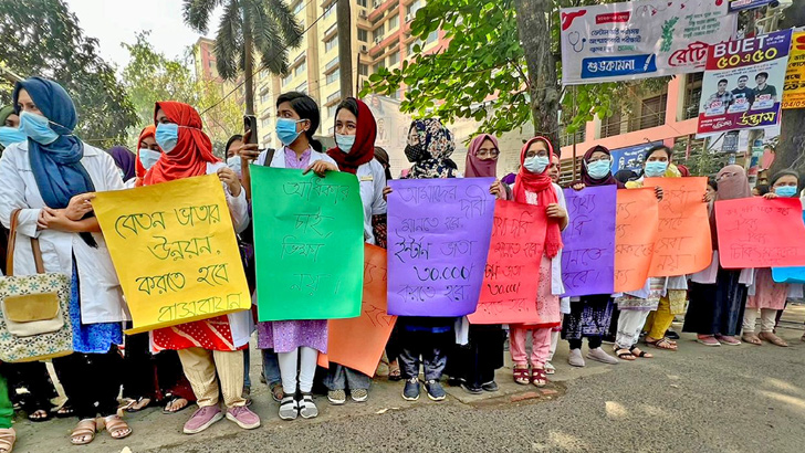 দেশজুড়ে কর্মবিরতিতে ইন্টার্ন চিকিৎসকরা, মিলছে না সেবা চরম ভোগান্তিতে রোগীরা